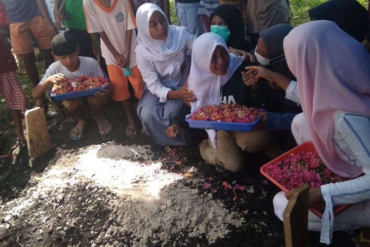 Ribuan warga Tulehu, Kecamatan Salahutu, Kabupaten Maluku Tengah menghadiri acara pemakaman pemain timnas U-16, Alfin Farhan Lestaluhu di tempat pemakaman umum di kawasan Kampung Baru, desa tersebut, Jumat (1/11/2019)(KOMPAS.COM/RAHMAT RAHMAN PATTY)