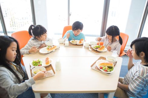 Menilik Program Makan Siang Sekolah di Jepang yang Dirintis sejak 1889
