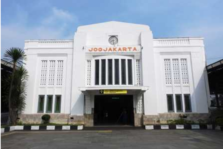 Stasiun Tugu menjadi stasiun utama di Yogyakarta. Bangunannya menjadi landmark atau penanda yang menonjol