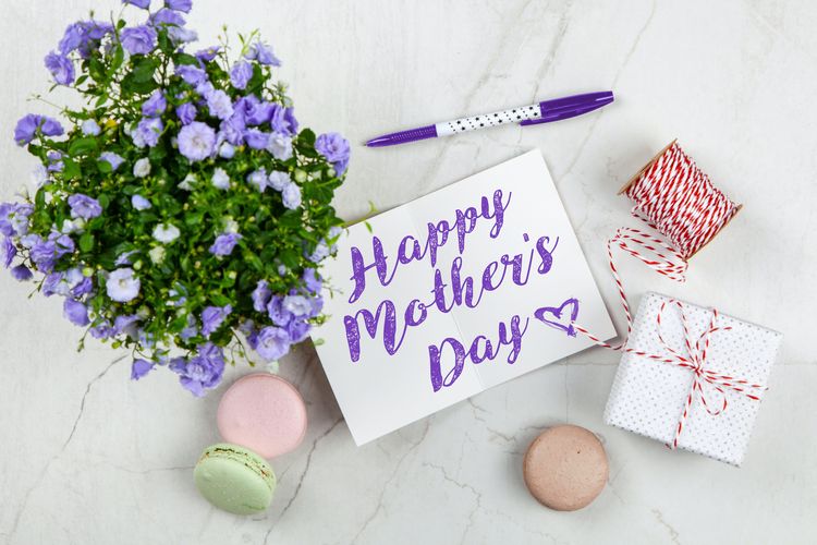 Las tradiciones especiales de la celebración del Día de la Madre en muchos países incluyen recitar poemas a las madres vinculantes.