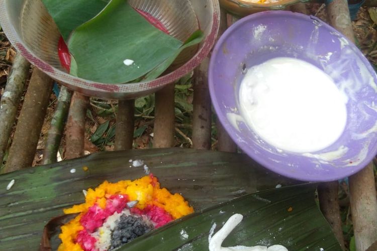 Sesajen yang disiapkan untuk ritual pakan talun di Desa Ongko Asa, Kecamatan Barong, Kutai Barat, Kaltim, Selasa (24/11/2020). 