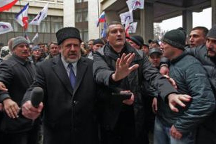 Pemimpin etnis Tatar Crimea, Refat Chubarov (kiri) dan PM Crimea, Sergei Aksyanov.