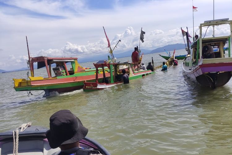 Evakuasi kapal nelayan korban puting beliung oleh warga dan Sat Polair Nunukan Kaltara