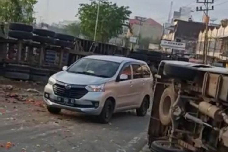 Inilah penampakan truk trailer dan mobil minibus Isuzu terguling usai kecelakaan lalu lintas yang menewaskan pengendara sepeda motor dan seorang penumpangnya, di Jalan Hangtuah, Kota Duri, Kabupaten Bengkalis, Riau, Senin (13/6/2022).