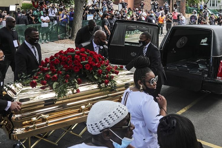 Peti mati George Floyd dibawa ke sebuah mobil jenazah setelah upacara peringatan untuk Floyd di North Central University, Kamis, 4 Juni 2020, di Minneapolis. 