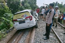 Lewati Perlintasan KA Tanpa Palang Pintu, Taksi Online Dihajar Kereta Batu Bara, 5 Orang Luka-luka