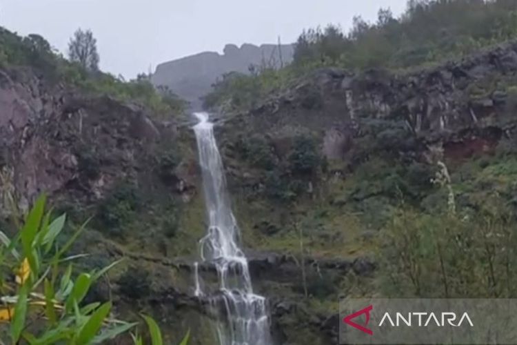 Air terjun dadakan muncul di lereng Gunung Agung salah satunya pada ketinggian sekitar 2.100 meter di atas permukaan laut akibat hujan lebat melanda kawasan itu di Kabupaten Karangasem, Bali.