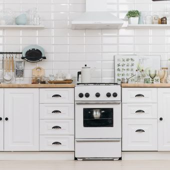 Ilustrasi dapur, kabinet dapur berwarna putih, ilustrasi splashback dapur. 