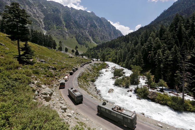 Kendaraan militer India beriringan di jalan menuju Ladakh, di distrik Ganderbal, Gagangeer, Kashmir, pada 18 Juni 2020.