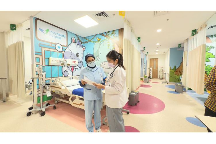 Dokter spesialis anak Mayapada Hospital Jakarta Selatan siaga 24 jam di layanan Pediatric Emergency yang didesain ramah anak, memastikan penanganan cepat dan aman bagi pasien kecil dengan kondisi gawat darurat. 