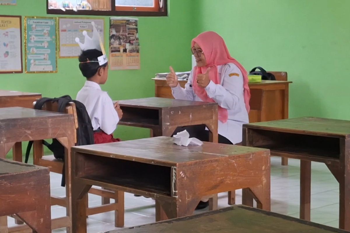 Guru SD Negeri 1 Kendalrejo Kecamatan Durenan Trenggalek Jawa Timur, melaksanakan proses MPLS terhadap satu siswa baru, Senin (14/07/2025).