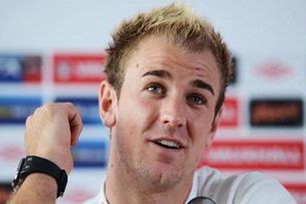 Kiper Inggris Joe Hart sedang berbicara dalam sebuah konferensi pers di Hotel Andel, Krakow, Kamis (21/6/2012). 