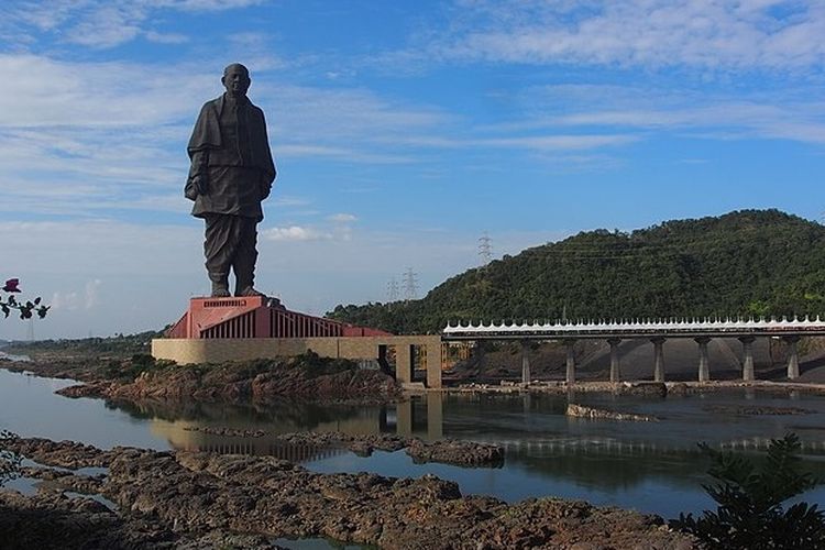 Patung Persatuan adalah patung tertinggi di dunia yang berada di Gujarat India