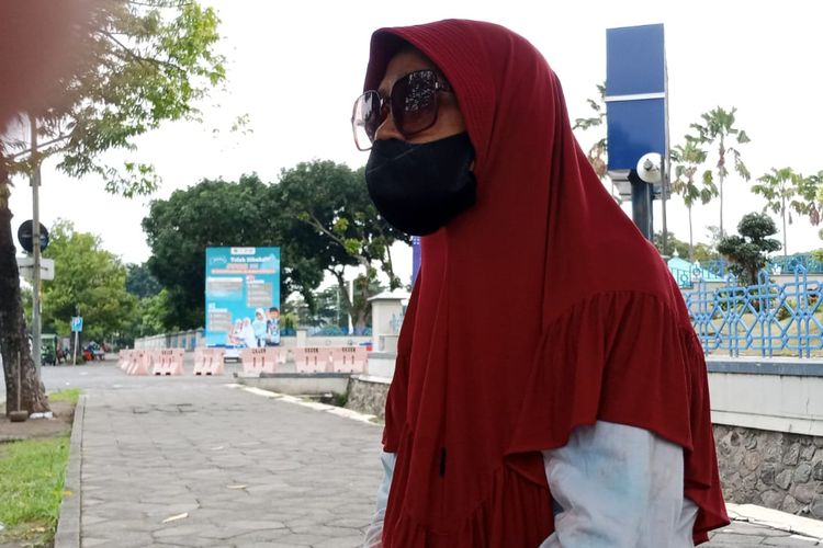 Sulviana, perempuan penjual minuman keliling yang harus menghidupi keluarganya saat ditemui di sekitar masjid Al Akbar Surabaya, Selasa (28/1/2025)