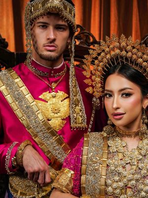 Jennifer Coppen dan Justin Hubner tampil elegan dalam prewedding adat Makassar. Intip detail busana, makeup, hingga aksesori mewahnya.