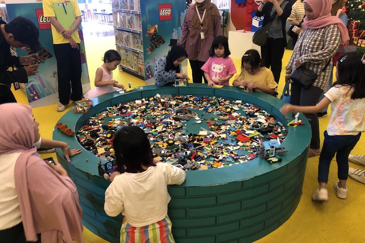 Bermain bersama anak di LEGO Play, Kemang, Jakarta