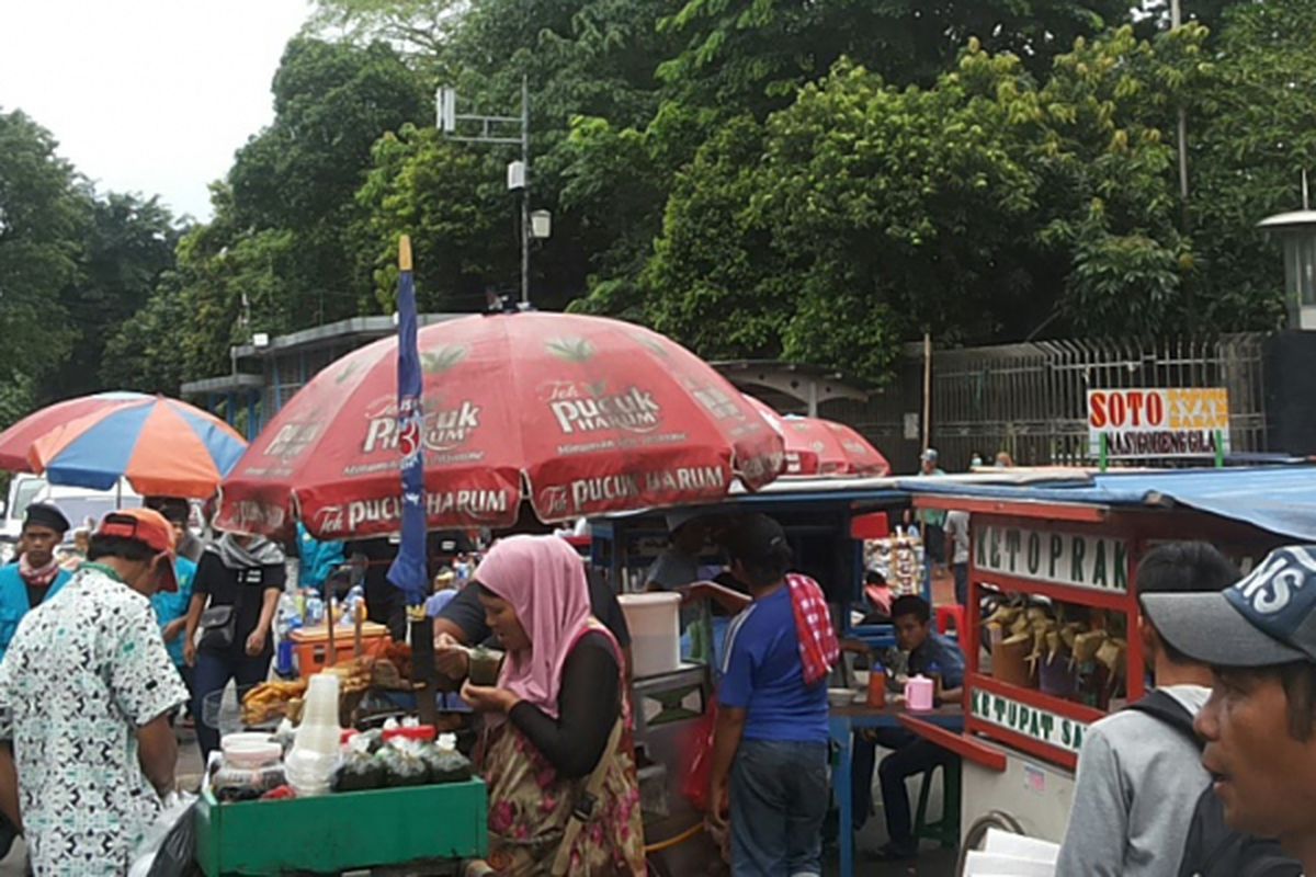 Para pedagang berjualan di sekitar Jalan Perwira, sekitar Masjid Istiqlal saat aksi 313, Jumat (31/3/2017).