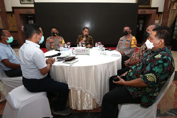 Wali Kota Surabaya saat beraudiensi bersama SPSI Surabaya di Balai Kota Surabaya, Selasa (26/11/2021).