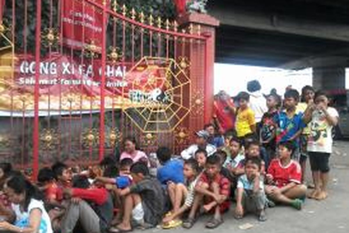 Libur sekolah anak-anak di Pejagalan berburu angpau di Wihara Satrya Dharma.