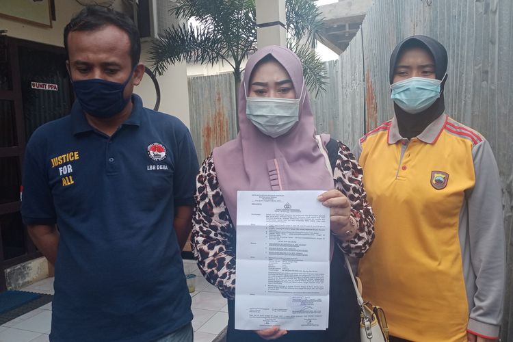 S (36) didampingi kuasa hukumnya Haryanto menunjukan surat penahanan sebelum digelandang ke sel tahanan Polres Demak Jawa Tengah, Jumat (8/1/2021)