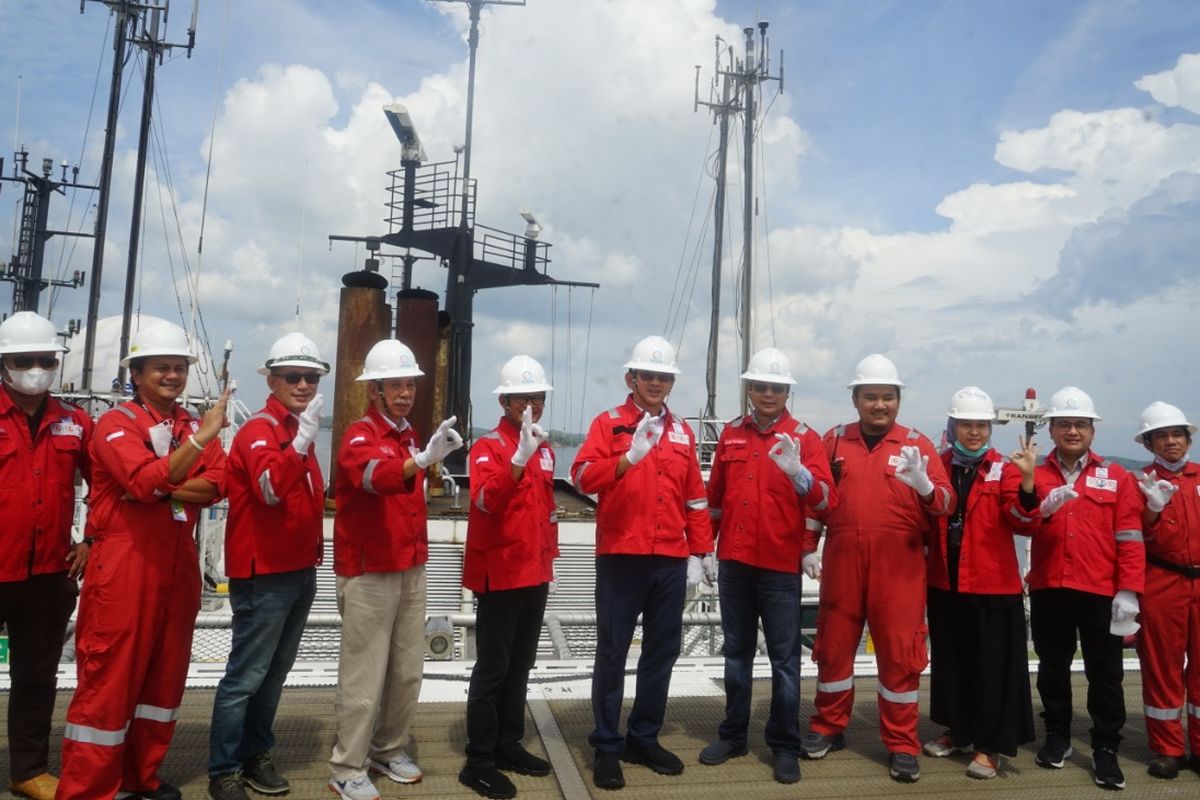 Komisaris Utama PT Pertamina (Persero) Basuki Tjahaja Purnama (BTP) alias Ahok saat mengunjungi kegiatan eksplorasi migas melalui survei seismik laut dengan menggunakan ELSA Regent.