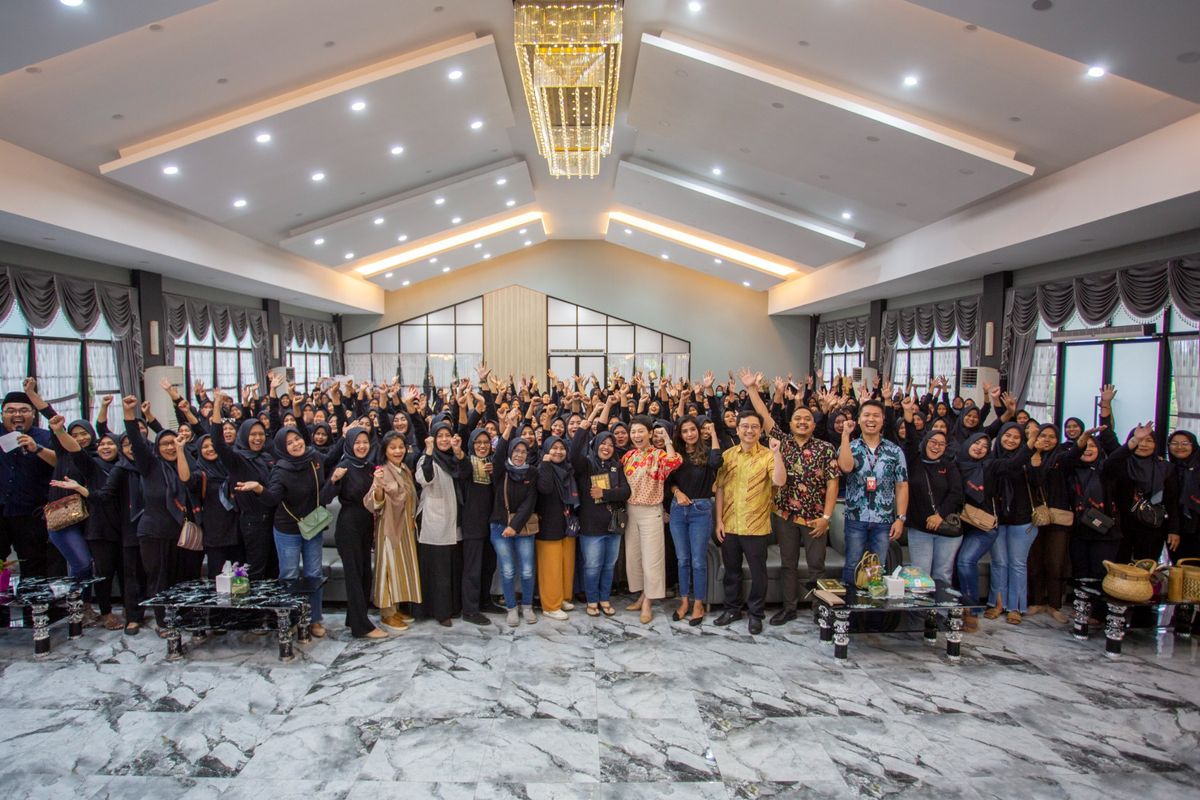 Foopak Greaseproof dan PT Kemenangan Andalan Kemasan berkolaborasi memberdayakan ribuan ibu-ibu dalam memproduksi kantong kertas ramah lingkungan.
