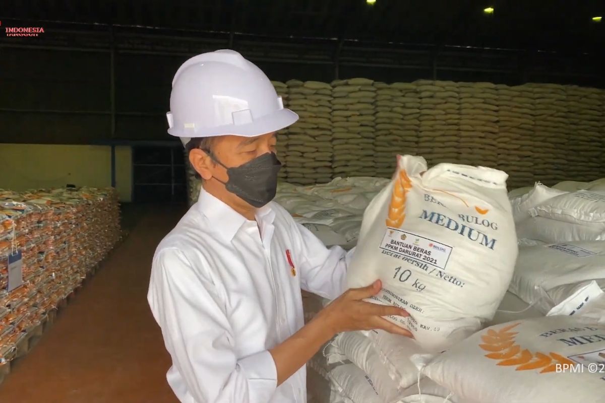 Foto tangkapan layar YouTube Sekretariat Presiden: Presiden Joko Widodo mengunjungi gudang Badan Urusan Logistik (Bulog) di Jakarta Utara, Rabu (21/7/2021). 