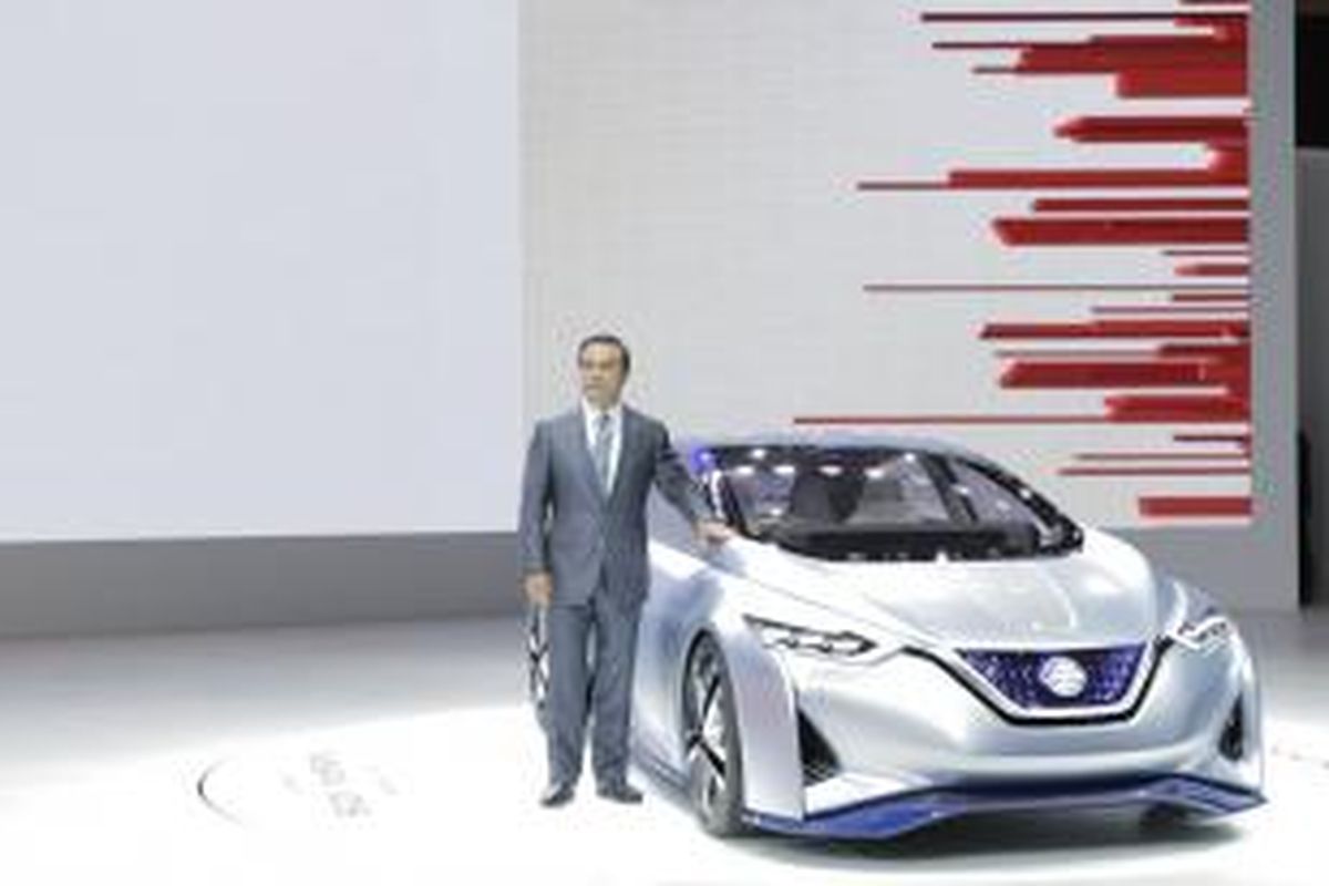 Chairman and CEO of Nissan, Carlos Gohsn, saat secara resmi mengenalkan Nissan IDS Concept, mobil listrik dengan teknologi baru, piloted drive, di Tokyo Motor Show, Jepang, Rabu (28/10/2015). Mobil memiliki kecerdasan sensor yang memantau kondisi. Setiap saat bisa beralih dari manual ke pilot.