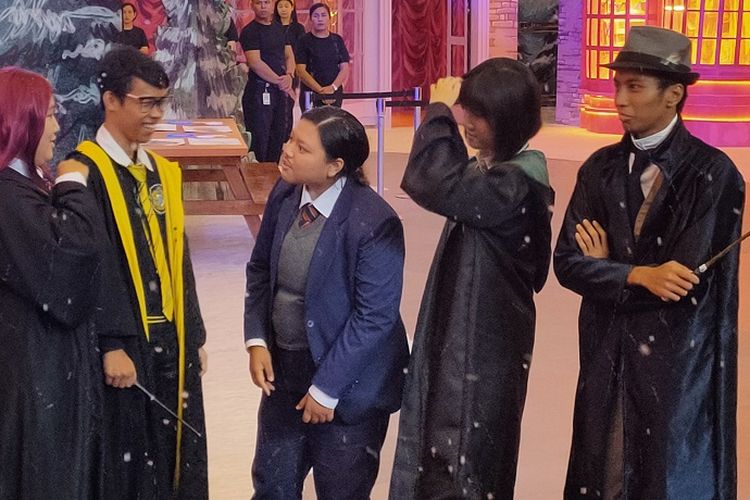 Penggemar Harry Potter dari Komunitas Indo Harry Potter tengah menikmati suasana bersalju yang disajikan dalam pameran instalasi Harry Potter di Mal Taman Anggrek, Jakarta, Kamis (28/11/2019).