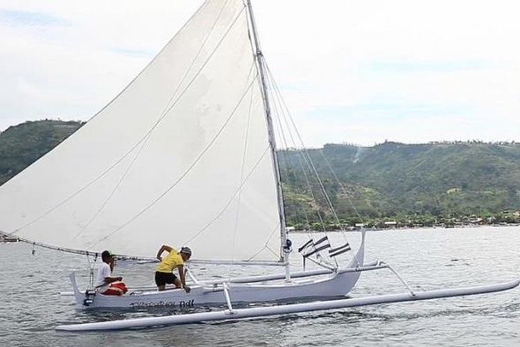 Sandeq, perahu layar khas Mandar.