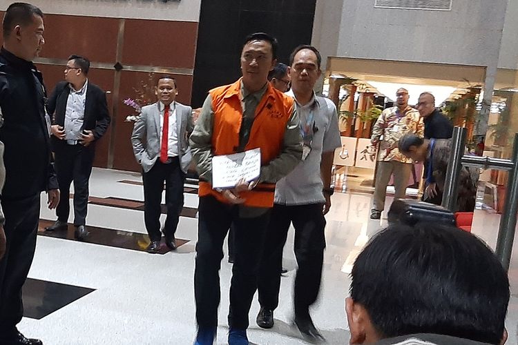 Mantan Menteri Pemuda dan Olahraga Imam Nahrawi berjalan meninggalkan Gedung Merah Putih KPK usai menjalani pemeriksaan Kamis (9/1/2020).).