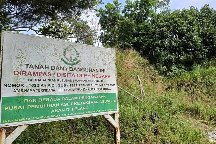 Salah satu plang penyitaan di pinggir jalan wilayah Desa Sukaharja, Kecamatan Sukamakmur, Kabupaten Bogor.
