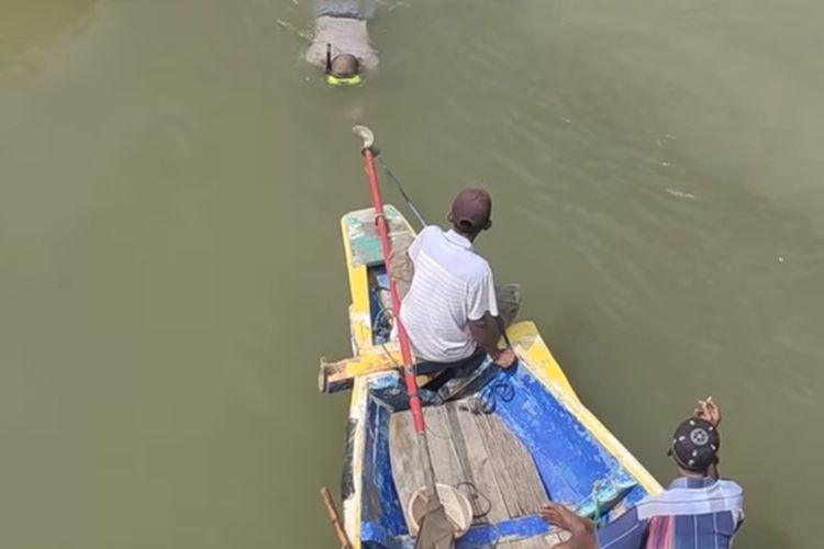 Salah Seorang Nelayan Saat Ikut Mencari Jasad Dedy yang Diduga Hilang Saat Mancing Ikan, Selasa (8/3/2022).