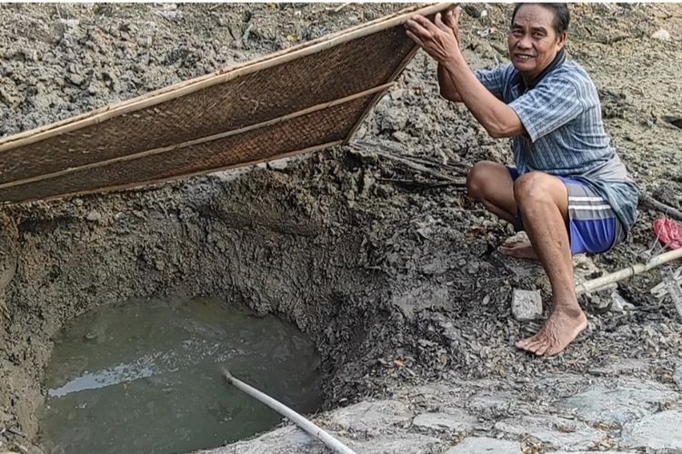 Sumur Kering Saat Kemarau, Warga Demak Terpaksa Pakai Air Keruh Hasil Menggali di Sungai