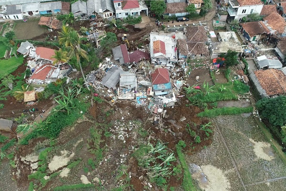 Foto udara pada lokasi gerakan tanah yang dipicu gempa bumi di Kampung Cisarua, Desa Sarampad, Kecamatan Cugenang, Kabupaten Cianjur, Jawa Barat. (Dokumentasi Badan Geologi Kementerian Energi dan Sumber Daya Mineral).