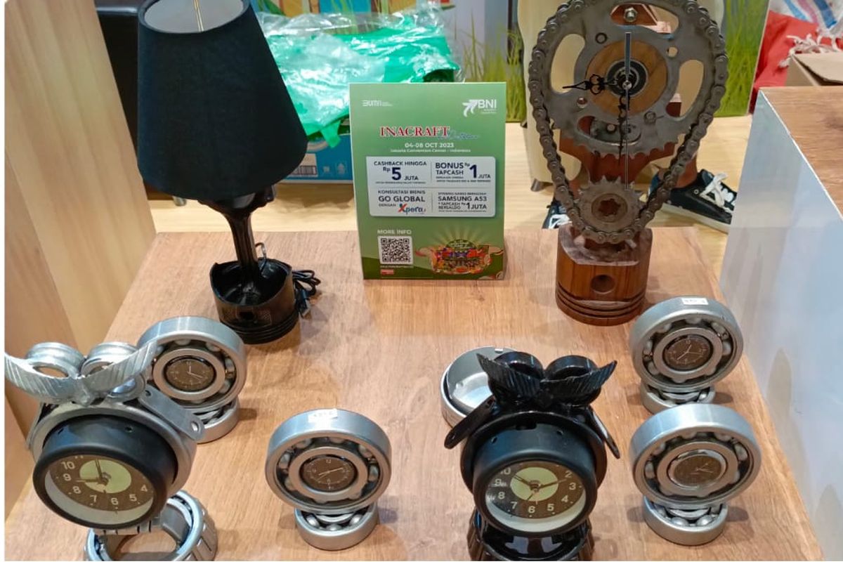 Produk El Art, kreasi jam dari limbah logam.