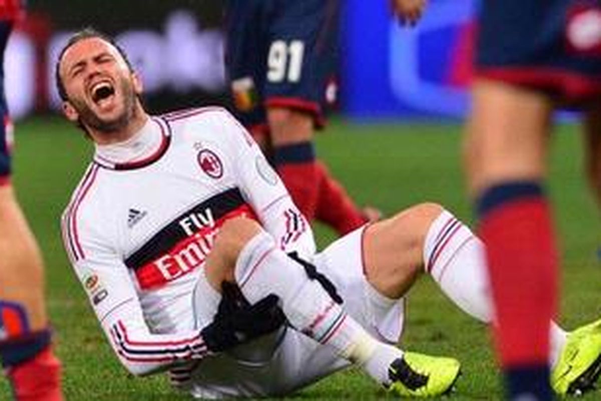 Penyerang AC Milan, Giampaolo Pazzini, mengalami cedera pada menit ke-18 laga Serie-A melawan Genoa, di Luigi Ferraris, Jumat (8/3/2013). Ia sempat kembali bermain dan mencetak gol sebelum digantikan Mario Balotelli pada menit ke-25.