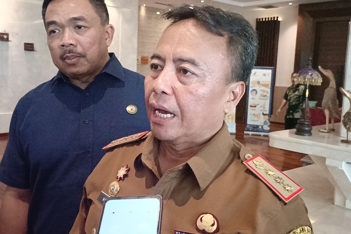 Sekretaris Daerah (Sekda) Jawa Barat, Herman Suryatman dan Kepala Balai Besar Pengawasan Obat dan Makanan Bandung, I Made Bagus Gerametta, saat diwawancarai soal kemanan pangan di Soreang, Kabupaten Bandung, Jawa Barat, Senin (18/11/2024)