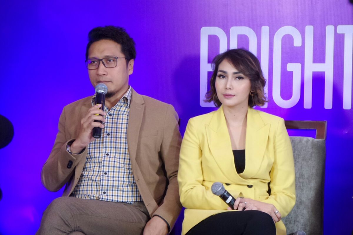 Pasangan pembawa acara Fenita Arie dan Arie Untung dalam jumpa pers Bright Awards Indonesia di MNC Studios, Kebon Jeruk, Jakarta Barat (6/11/2017).