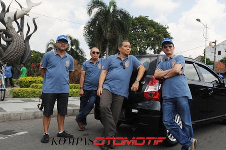 Joko Trisanyoto (ketiga dari kiri) bersama KompasOtomotif dan rekan media lainnya berada satu mobil. Berpose di depan Kebun Binatang Surabaya