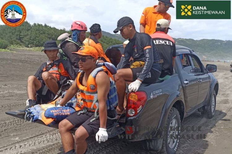 Petugas mengevakuasi korban hilang di Pantai Parangtritis, Bantul. Jumat (28/402023)