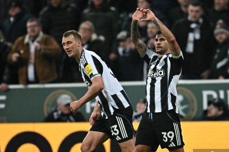 Gelandang Newcastle United Bruno Guimaraes merayakan gol pembuka dalam pertandingan Premier League antara Newcastle United dan Tottenham Hotspur di St James' Park di Newcastle-upon-Tyne, timur laut Inggris pada 2 Desember 2025.