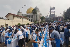 Saat 500 Ayah Ambil Alih Dapur, Menyiapkan Sarapan untuk Para Ibu di Bandung