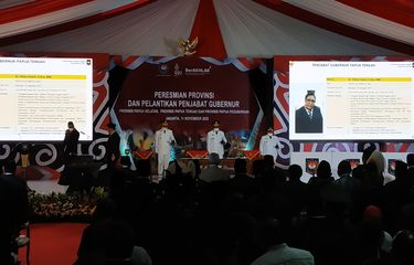 Penjabat gubernur 3 provinsi baru di Papua, yaitu Papua Selatan, Papua Tengah, dan Papua Pegunungan, resmi dilantik hari ini, Jumat (11/11/2022), oleh Menteri Dalam Negeri (Mendagri) Tito Karnavian di kantor pusat Kemendagri, Jakarta. Dari kiri ke kanan: Apolo Safanpo untuk Pj Gubernur Papua Selatan, Ribka Haluk untuk Pj Gubernur Papua Tengah, serta Nikolaus Kondomo untuk Pj Gubernur Papua Pegunungan.