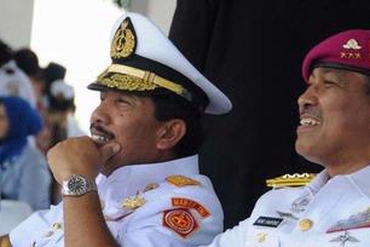 Panglima TNI Laksamana TNI Agus Suhartono (kiri) berdialog dengan Letjen TNI (Mar) Nono Sampono (kanan) seusai upacara serah terima jabatan Komandan Jendral Akademi TNI di Lapangan Arafuru, AAL Surabaya, Jumat (28/1/2011). Dalam upacara tersebut Marsda TNI Sru Astjarjo Andreas dilantik menjadi Komandan Jendral Akademi TNI menggantikan Letjen TNI (mar) Nono Sampono.