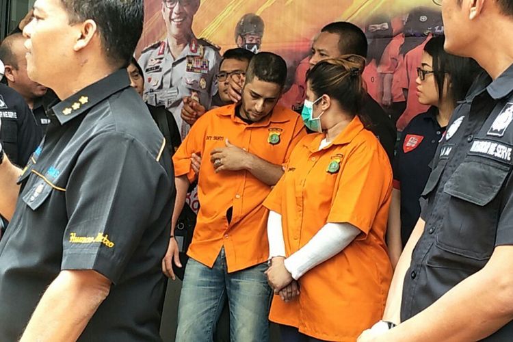 Muhammad, kekasih Dhawiya Zaida, nyaris tumbang saat pengungkapan kasus dugaan penyalahgunaan narkotika yang menjeratnya di Polda Metro Jaya, Jakarta Selatan, Sabtu (17/2/2018).