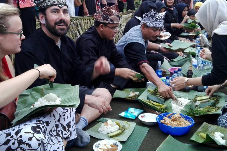 Kuliner khas suku Osing, Pecel Pithik, dihidangkan dalam selametan masyarakat Desa Kemiren, Banyuwangi usai menggelar upacara adat Barong Ider Bumi untuk mengusir bencana dari bumi blambangan, pada hari kedua Lebaran 2017
