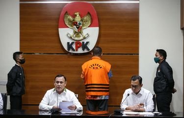 Ketua Komisi Pemberantasan Korupsi, Firli Bahuri (kiri depan) saat jumpa pers terkait kasus mantan pejabat Direktorat Jenderal Pajak (DJP) Kementerian Keuangan (Kemenkeu) Rafael Alun Trisambodo di Gedung KPK, Senin (3/4/2023). KPK menahan Rafael Alun Trisambodo terkait dugaan menerima gratifikasi senilai puluhan miliar rupiah.