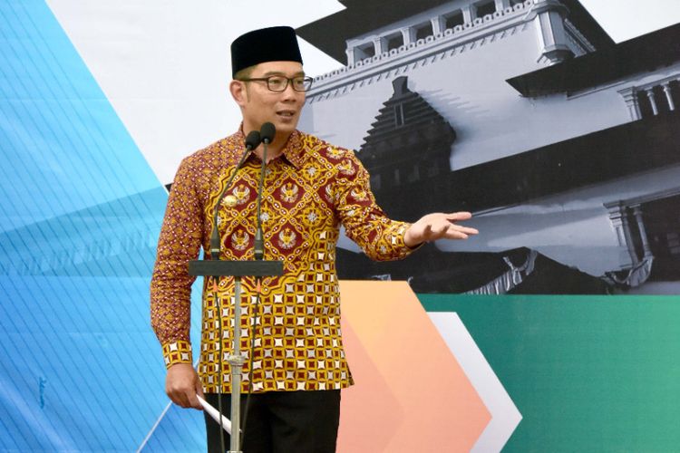 Gubernur Jawa Barat Ridwan Kamil saat hadir dalam acara pelantikan Ketua Tim Penggerak PKK, Ketua Dekranasda, dan Pengukuhan Bunda Literasi Kota Bogor, Kabupaten Garut, dan Kabupaten Ciamis serta Pengukuhan Bunda Paud Kabupaten Ciamis dan Kota Banjar Masa Bakti 2019-2024 di Aula Barat Gedung Sate, Jalan Diponegoro Kota Bandung, Senin (29/4/19) kemarin.