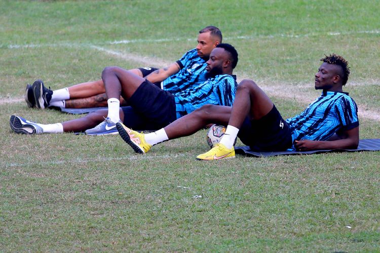 Pemain asing Arema FC Gustavo Almeida, Charles Lokolingoy dan Ichaka Diarra (kiri-kanan) saat latihan bersama untuk persiapan Liga 1 2023-2024 di Stadion Gajayana Kota Malang, Rabu (31/5/2023) sore.